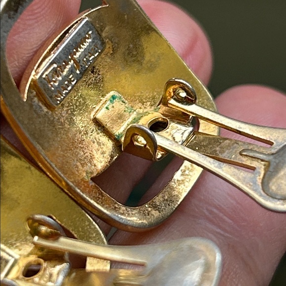 🖤VTG Salvatore Ferragamo Vara Gold Tone Clip-On Earrings - Picture 8 of 15